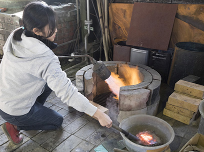 金属を解ける寸前の温度まで熱し、液の中で急冷する「硼砂焼き」。一枚一枚違った味わいの緋銅色が出る